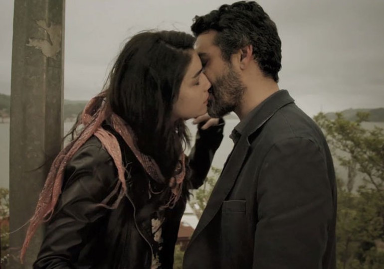 Tuba Büyüküstün'ün yeni filmi Dar Elbise vizyona giriyor! - Resim: 1