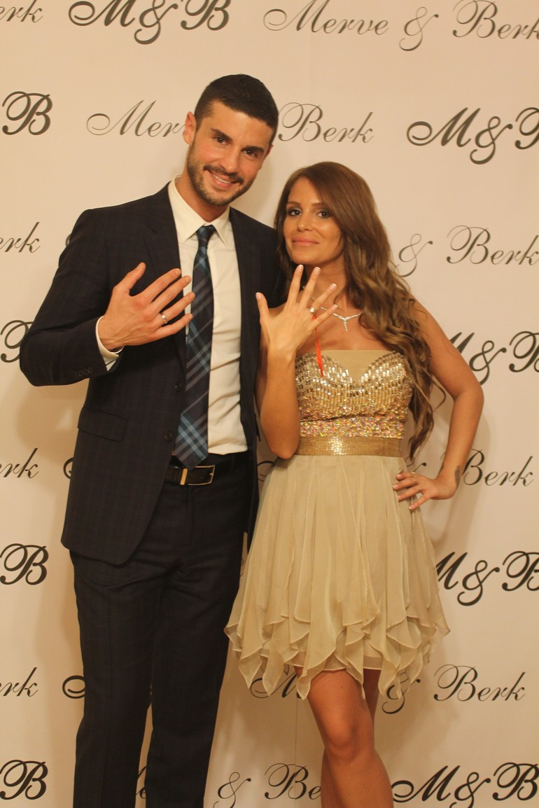 Berk Oktay'ın ilişki durumu nişanlı! Merve Şarapçıoğlu ile yüzük taktı - Resim: 1