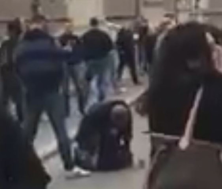 Sparta Prag taraftarları dilenci kadının üzerine işedi! - Resim: 1