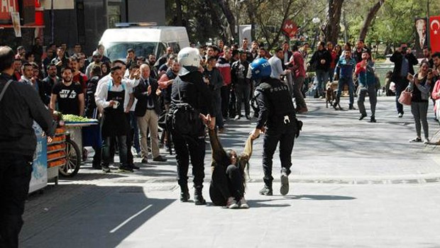 Son dakika haberleri... Ankara'da çarşı iznine çıkan askerlerle göstericiler arasında kavga - Resim: 1