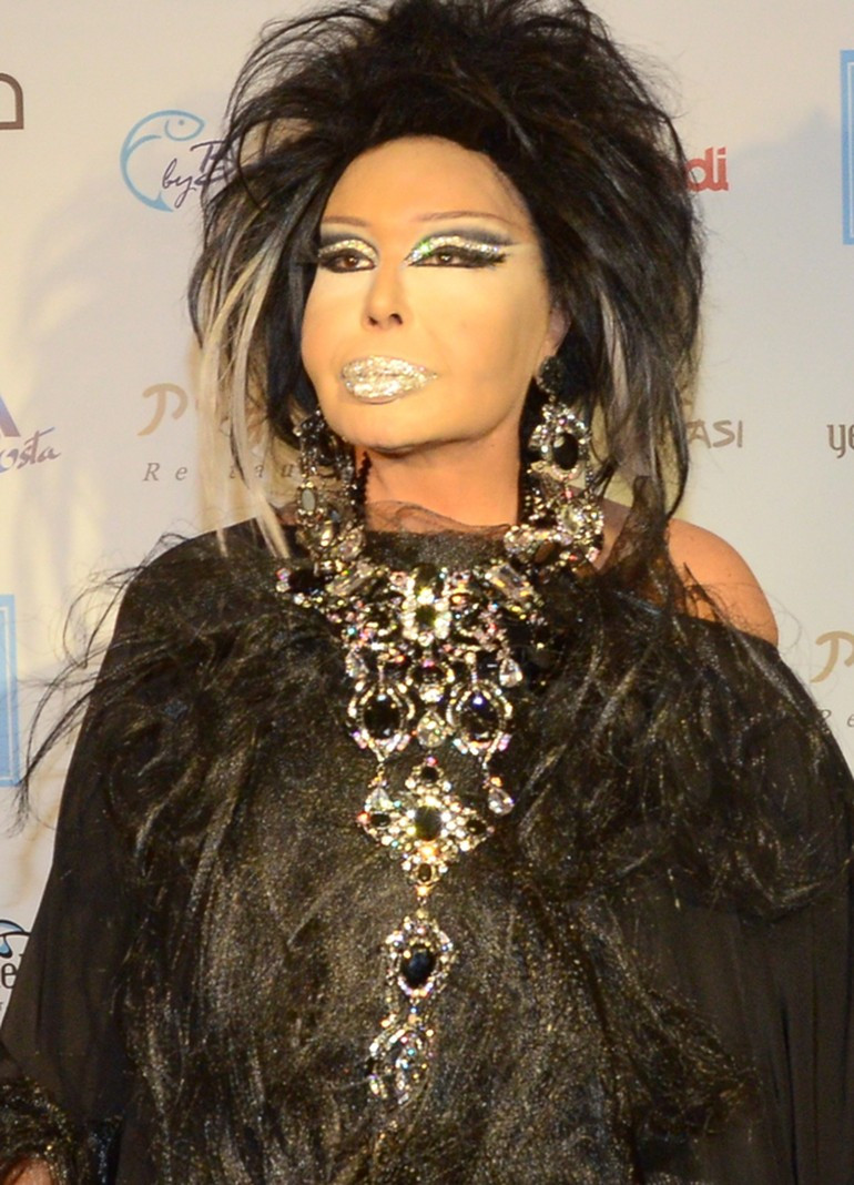 Bülent Ersoy bu hale gelebilmek için 6,5 saat makyaj yaptırdı - Resim: 1