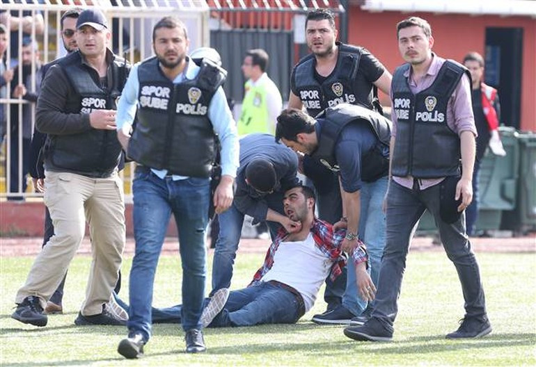 Fatih Karagümrük-Amed Sportif maçına olaylar damga vurdu - Resim: 1