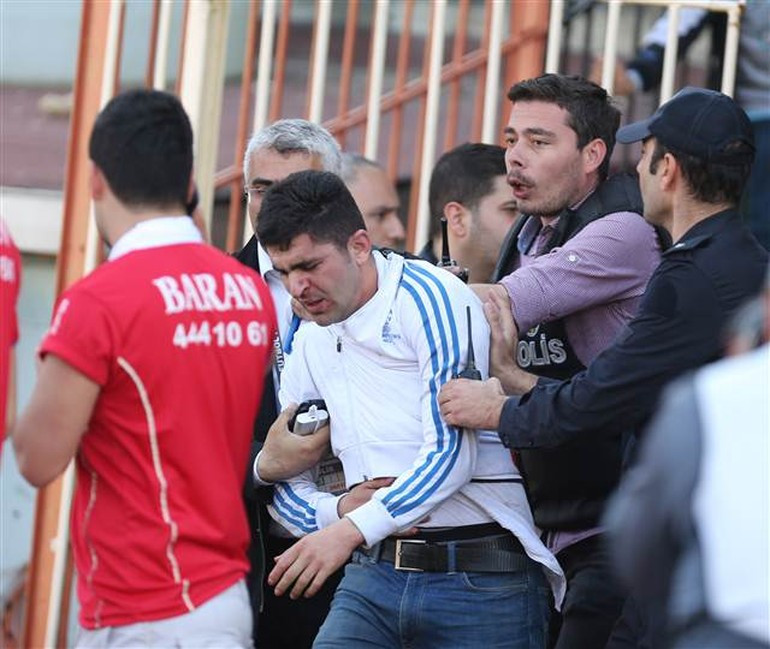 Fatih Karagümrük-Amed Sportif maçına olaylar damga vurdu - Resim: 2