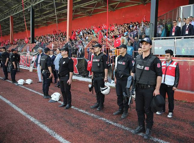 Fatih Karagümrük-Amed Sportif maçına olaylar damga vurdu - Resim: 3