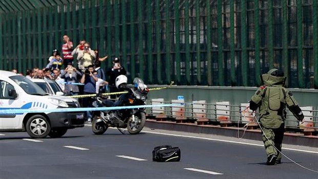 Son dakika haberleri: Bombalı paket paniği, Haliç Köprüsü trafiğe kapatıldı - Resim: 1