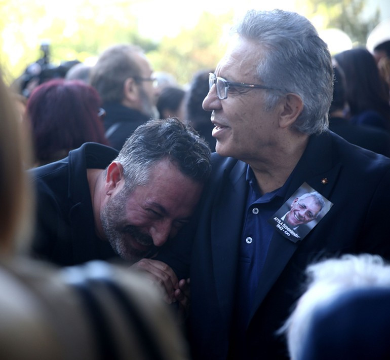 Cem Yılmaz, cenazede Zülfü Livaneli'nin omuzuna kapanıp neden güldü? - Resim: 1