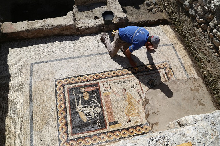 Antakya'da, neşeli ol hayatını yaşa yazılı mozaik bulundu - Resim: 2