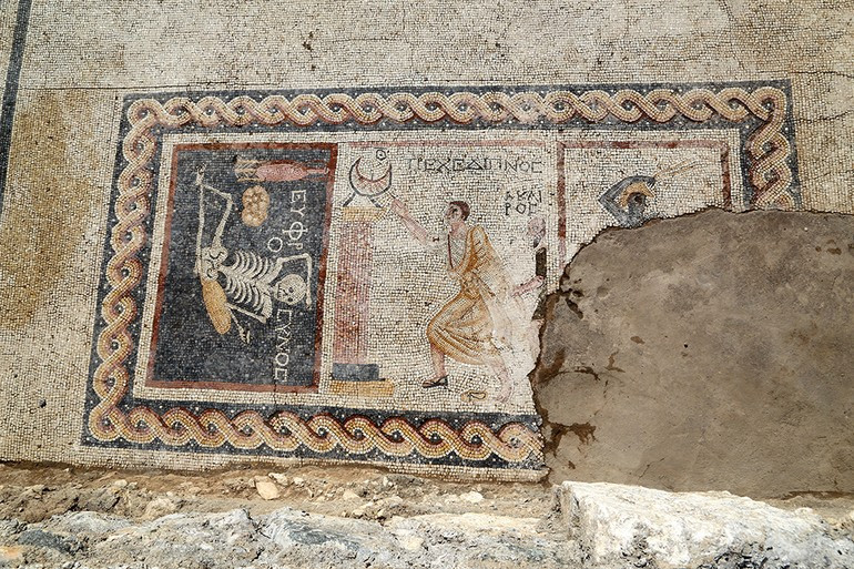Antakya'da, neşeli ol hayatını yaşa yazılı mozaik bulundu - Resim: 1