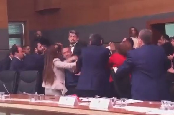 Meclis'te böyle yumruklaşma görülmedi! AKP ve HDP'liler tekme tokat kavga etti - Resim: 2