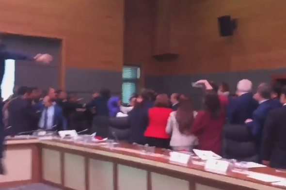 Meclis'te böyle yumruklaşma görülmedi! AKP ve HDP'liler tekme tokat kavga etti - Resim: 3