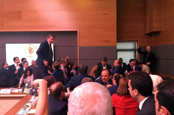 Meclis'te böyle yumruklaşma görülmedi! AKP ve HDP'liler tekme tokat kavga etti - Resim: 1