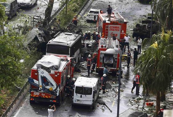 İstanbul'daki patlamadan kahreden haber: 7 polis şehit oldu... - Resim: 1