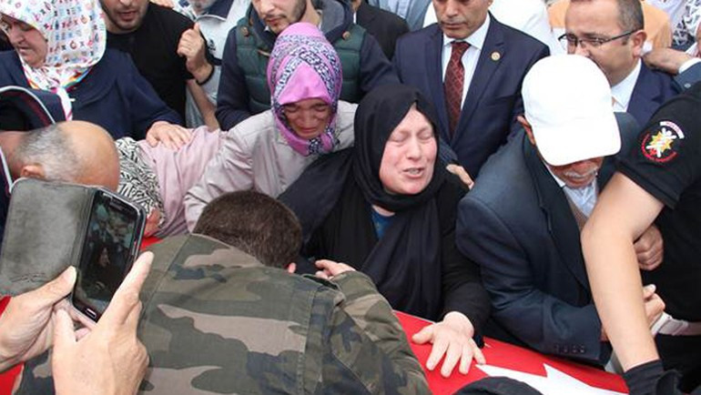 Şehit cenazesinde CHP'nin çelengini kırdılar! - Resim: 2