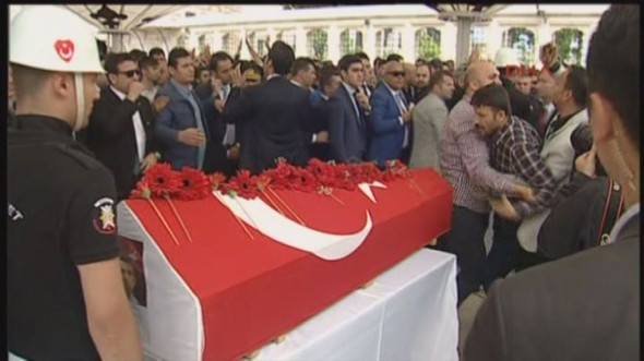 Şehit cenazesinde CHP'nin çelengini kırdılar! - Resim: 1