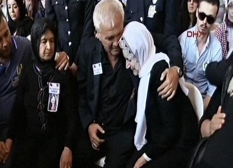 Kılıçdaroğlu ve Akşener şehit olan polis Nefize Özsoy 'un cenazesine katıldı - Resim: 1