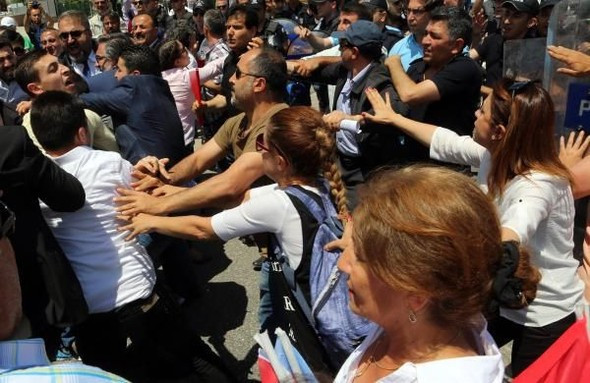 Chp yürüyüşünde, CHP'liler ile polis arasında arbede çıktı! - Resim: 1