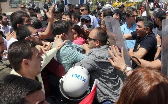 Chp yürüyüşünde, CHP'liler ile polis arasında arbede çıktı! - Resim: 3