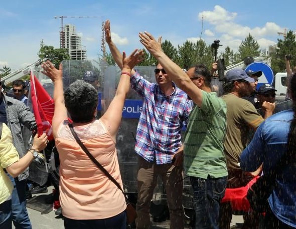 Chp yürüyüşünde, CHP'liler ile polis arasında arbede çıktı! - Resim: 2
