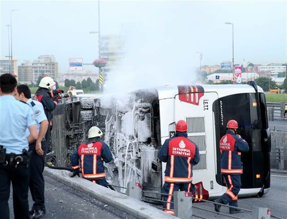 Cevizlibağ'da metrobüs devrildi: Yaralılar var! - Resim: 1