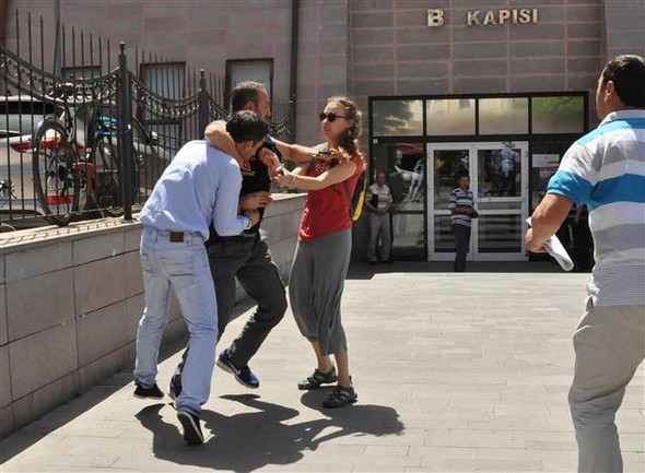 Beni Affet'in Feridesi Şeyma Korkmaz zanlıyı görünce çılgına döndü! - Resim: 1