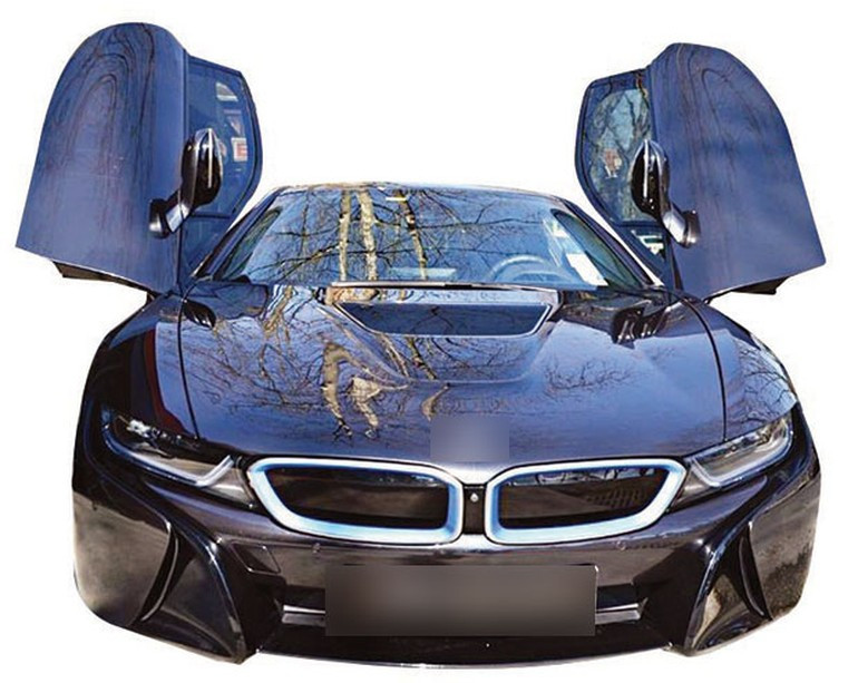 Mustafa Ceceli 2015 model BMW i8 araç için 180 bin Euro ödedi - Resim: 1