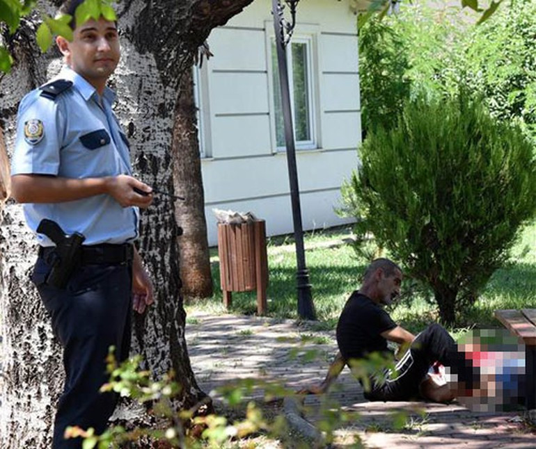 Eşini önce vurdu sonra başını dizlerine alıp ölme diye yalvardı! - Resim: 1