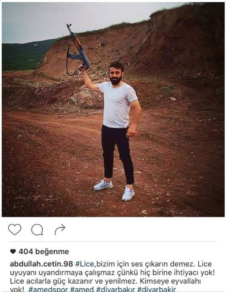 Amedsporlu futbolcu Abdullah Çetin'in kalaşnikoflu fotoğrafına tepki yağdı! - Resim: 1
