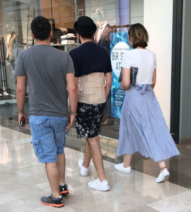 Kemal Doğulu çelik korse ile alışverişe çıktı - Resim: 2