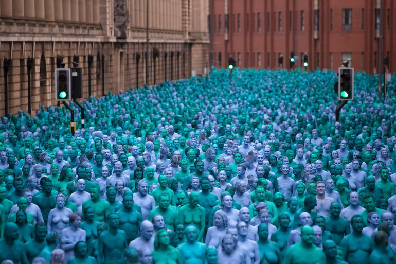 İngiltere'de 3 bin kişi maviye boyanıp çırılçıplak soyundu! - Resim: 1