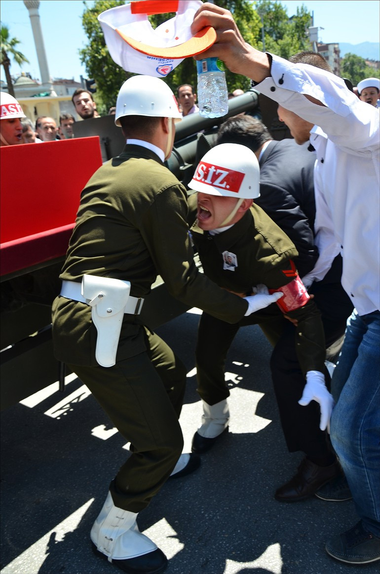 Şehit cenazesinde akılalmaz kaza - Resim: 1
