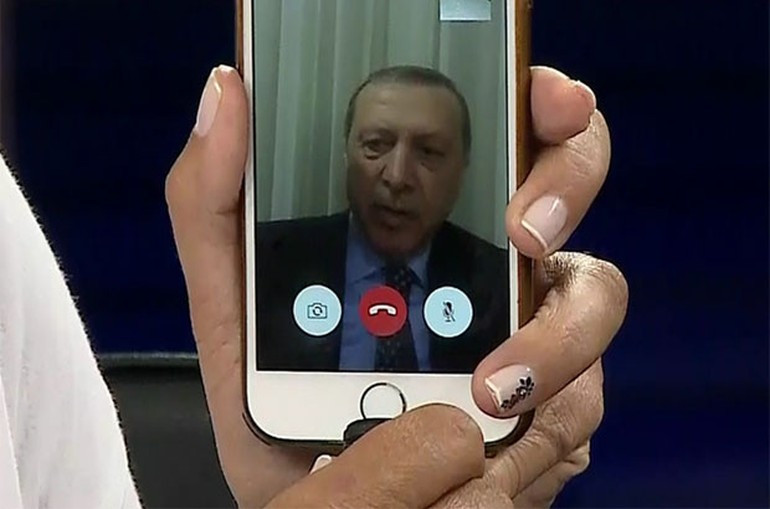 Hande Fırat, darbeyi bitiren telefonun hikayesini anlattı - Resim: 1