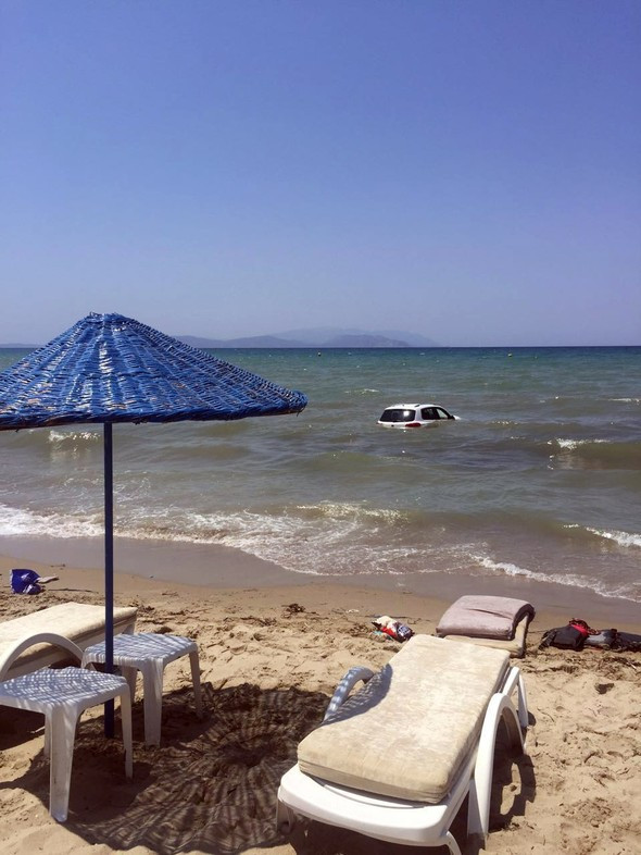 Kuşadası'nda denizde yüzenlere araba çarptı:1 ölü, 4 yaralı - Resim: 1