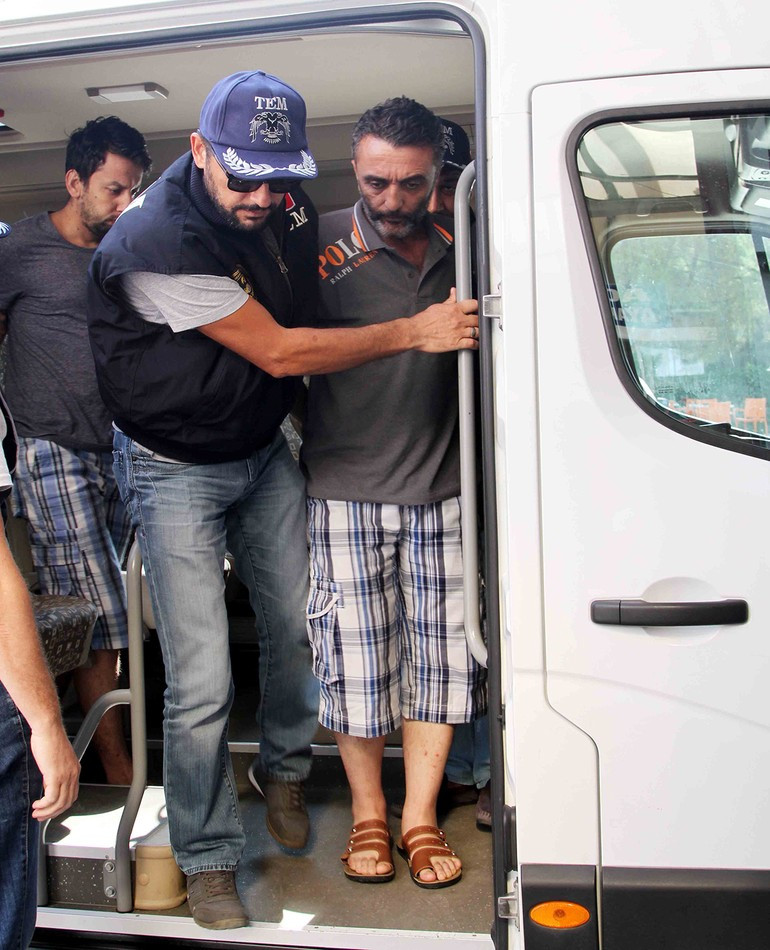 Menfez paşası Zekeriya Kuzu, sandaletle yargı önünde! - Resim: 1