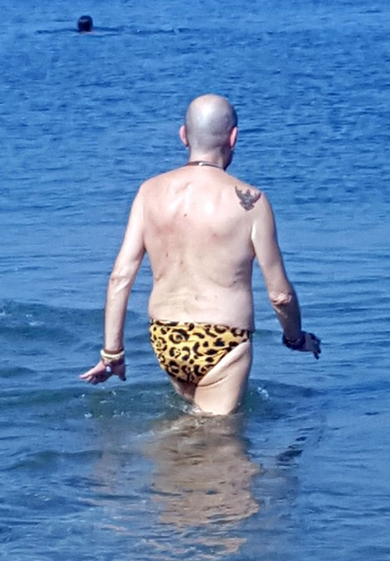 Cemil İpekçi leopar desenli mayosuyla halk plajında! - Resim: 1