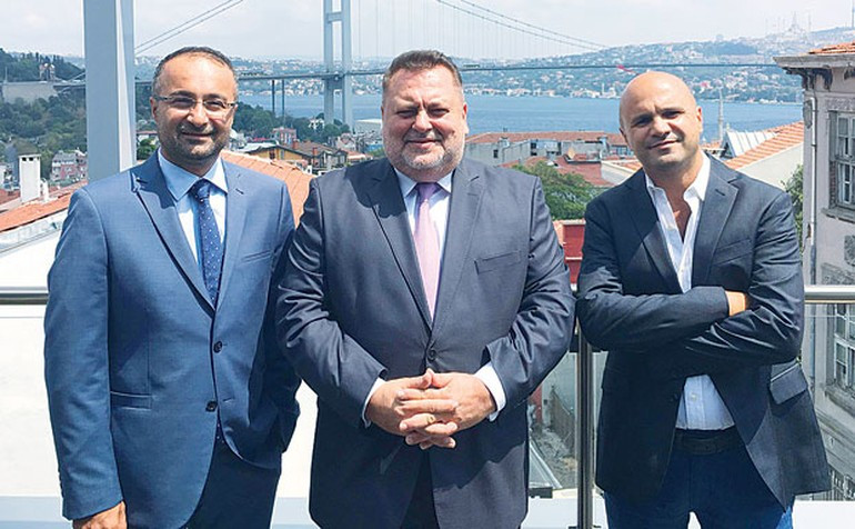 DMC, Avrupa Müzik ve Emre Müzik sanatçıları demokrasi mitingine tekne ile gelecek - Resim: 1