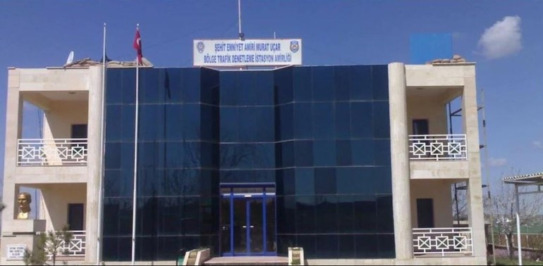 Diyarbakır'da bombalı saldırı: 4 polis, 2 sivil şehit! - Resim: 2