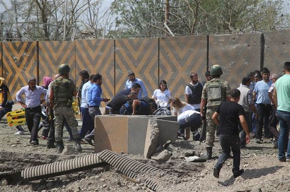 Diyarbakır'da bombalı saldırı: 4 polis, 2 sivil şehit! - Resim: 1