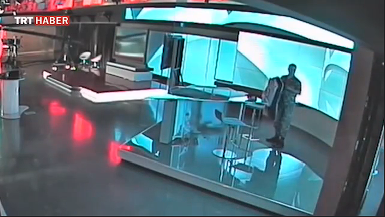 TRT'de darbe bildirisini okuyacak Yarbay Ümit Gençer böyle görüntülendi! - Resim: 1