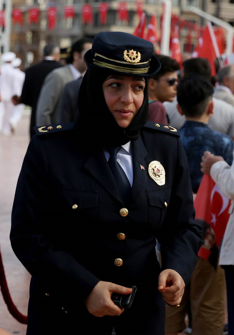 Taksim'deki törende bir ilk: Türbanlı emniyet müdürü - Resim: 1