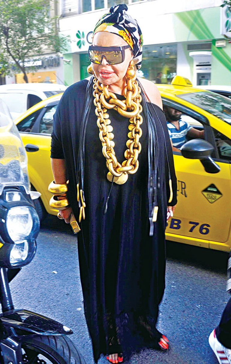 Bülent Ersoy'un boynundaki zincirle gemiler karadan yürütülür - Resim: 1