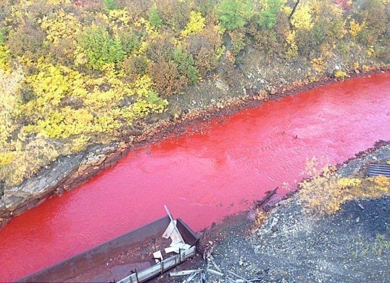Kan kırmızı nehir korkuttu! - Resim: 1