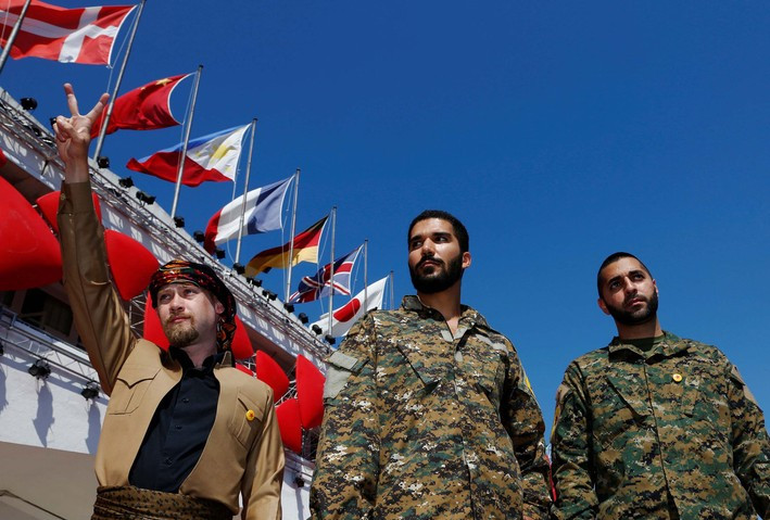 YPG'den Venedik'te kırmızı halıda terör propagandası! - Resim: 1