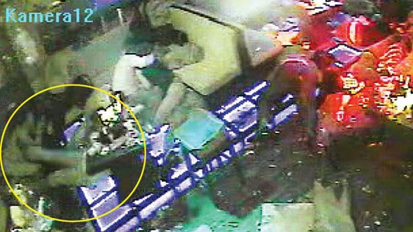 Reina katliamcısı defalarca tekmelenmiş... Yeni görüntüleri çıktı - Resim: 4