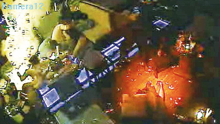 Reina katliamcısı defalarca tekmelenmiş... Yeni görüntüleri çıktı - Resim: 2