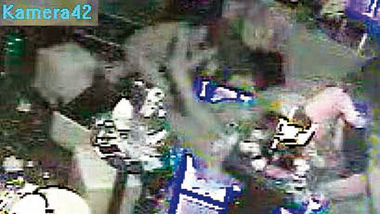 Reina katliamcısı defalarca tekmelenmiş... Yeni görüntüleri çıktı - Resim: 1