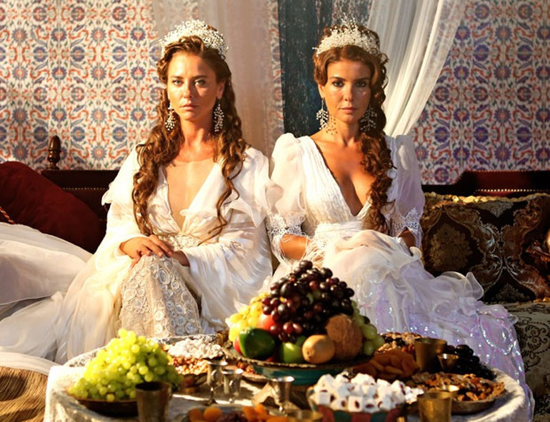 Vezir Parmağı'nda Ece Uslu ve Gülben Ergen'in seksi kostümleri - Resim: 1