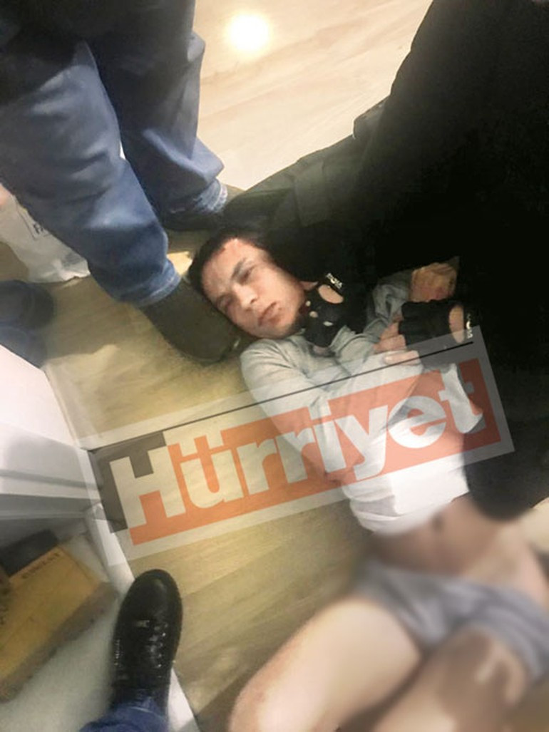 İşte Reina katliamcısının yakalandığı an: Yatağın arkasında - Resim: 1