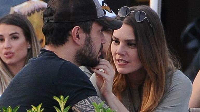 Serenay Sarıkaya ve Kerem Bürsin bir yıllık sözleşmeyle hayallerine kavuştu - Resim: 1