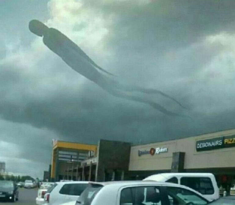 AVM'nin üzerinde korkutan görüntü! Yarım saat havada kaldı.. - Resim: 1