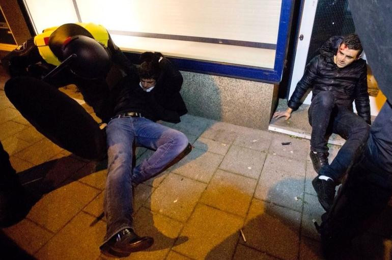 Hollanda'da polis köpekleri Türklere böyle saldırdı - Resim: 1